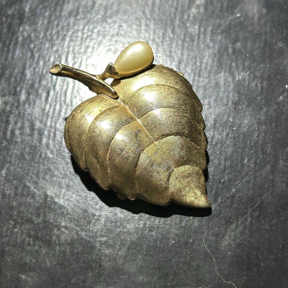 VTG Avon Goldtone Leaf-Shaped Brooch With Pearl Accent & Avon Compact
